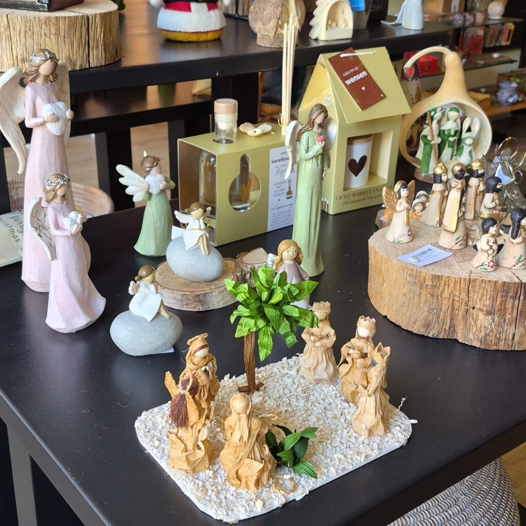 Kerstartikelen op de tafel bij Wereldwinkel Elst